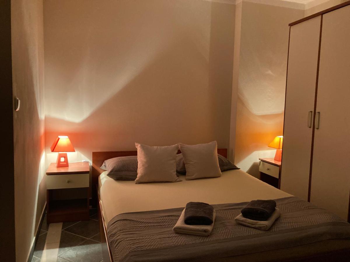 Guest House Adria Дуги Рат Екстериор снимка