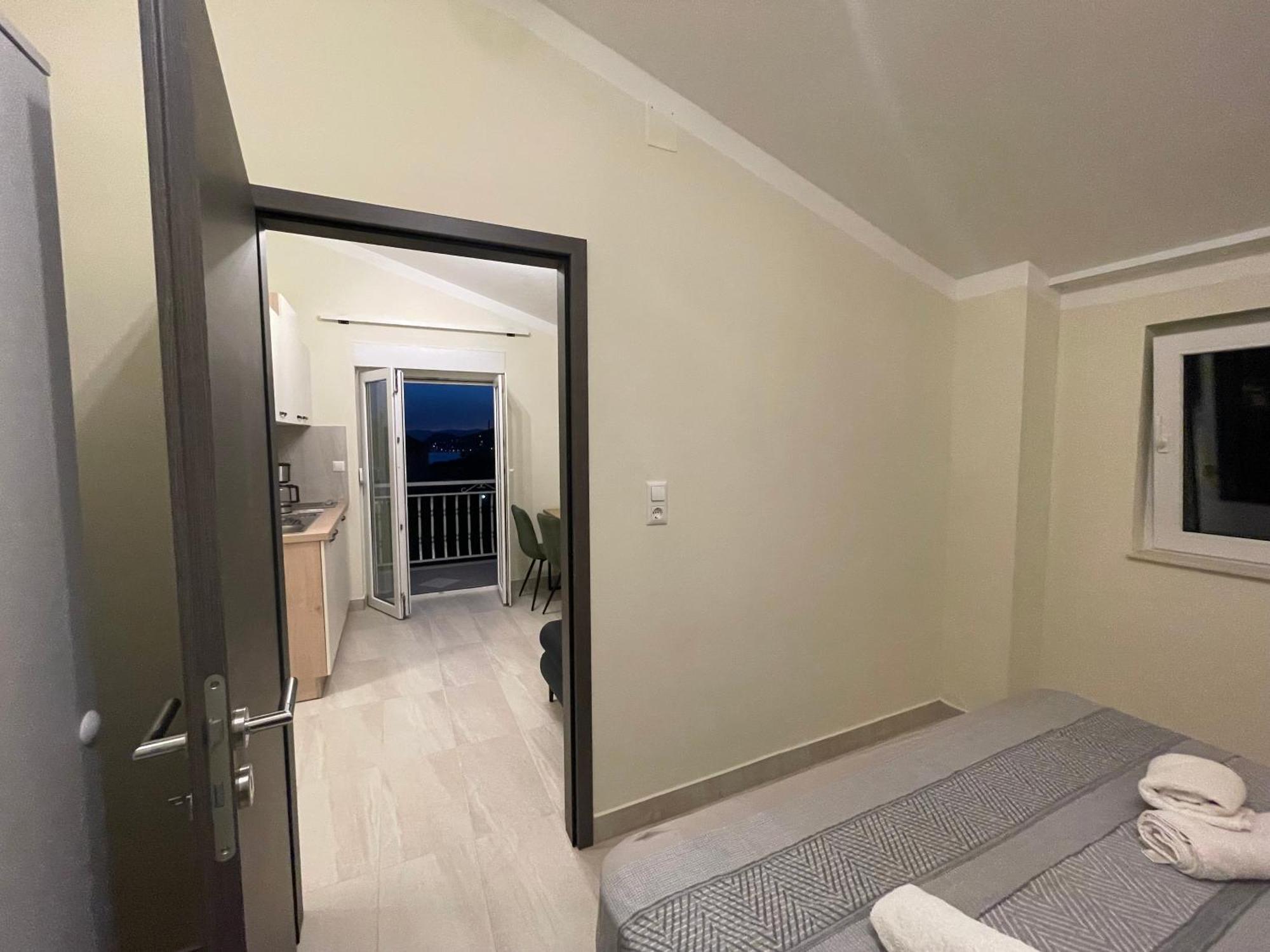 Guest House Adria Дуги Рат Екстериор снимка
