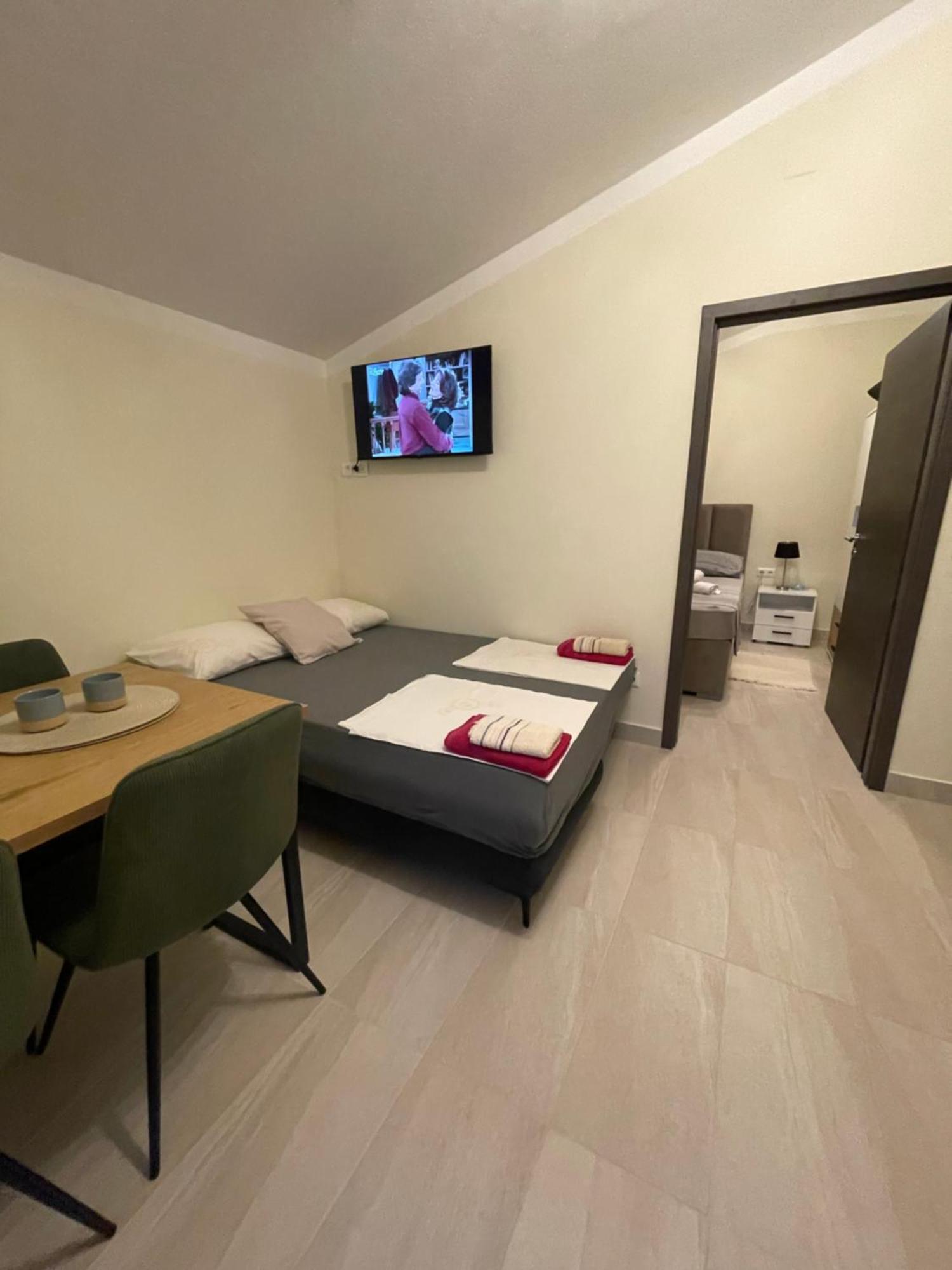 Guest House Adria Дуги Рат Екстериор снимка