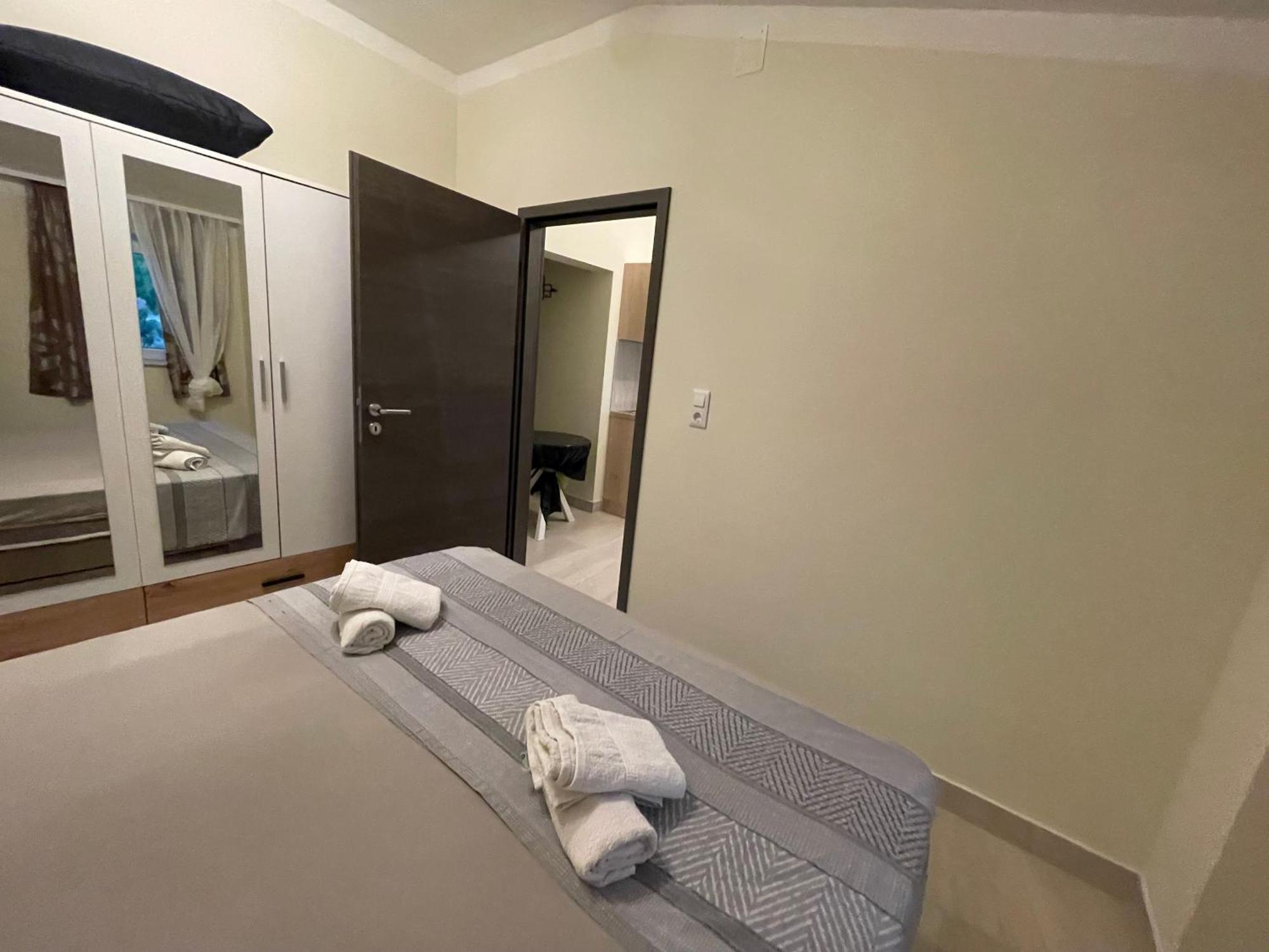 Guest House Adria Дуги Рат Екстериор снимка