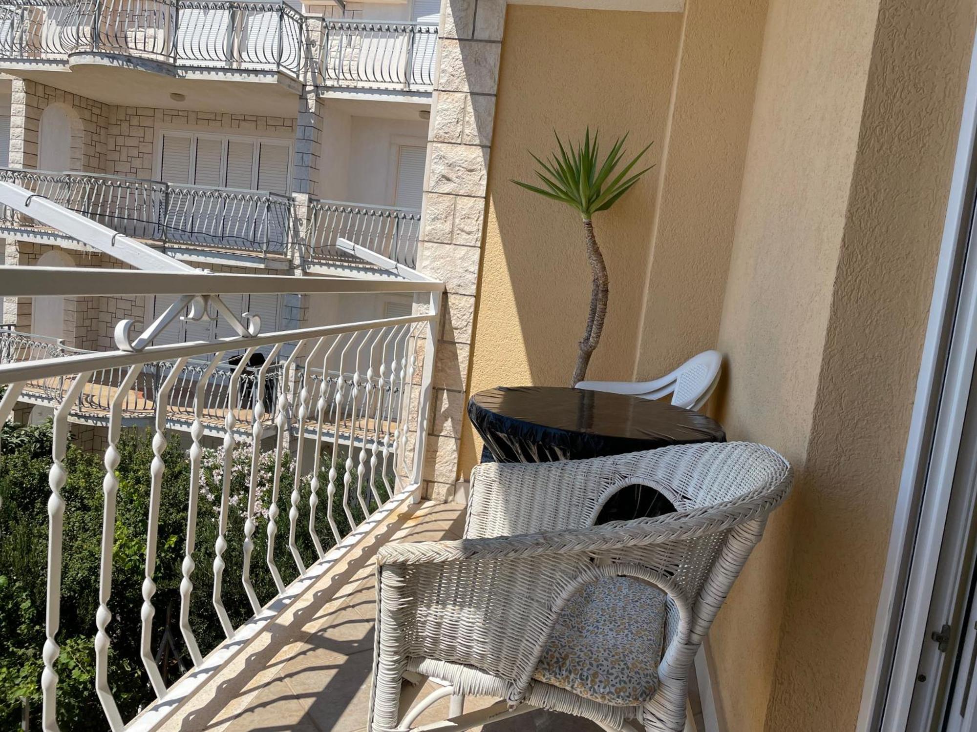 Guest House Adria Дуги Рат Екстериор снимка